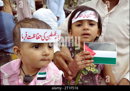 Gli attivisti di Tehreek-e-Labbaik (TLP) stanno organizzando una manifestazione di protesta contro gli atti crudeli e disumani israeliani ed esprimono unità con gli innocenti della Palestina, al press club di Hyderabad venerdì 13 ottobre 2023. Foto Stock