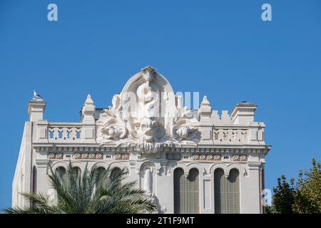 Francia, le-Grau-du-ROI, Occitanie, 9 ottobre 2023. La Casa del Delfino porta il suo nome dalla scultura che decora il medaglione del suo frontone Foto Stock