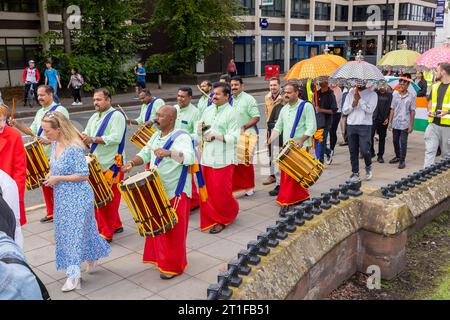 La Warrington Ethnic Communities Association (WECA) ha tenuto il loro festival annuale MELA che costruisce con successo la coesione della comunità e sostiene l'integrazione Foto Stock