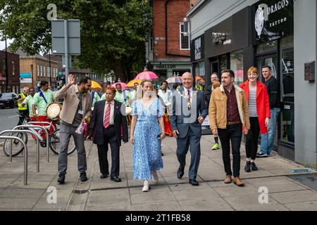 La Warrington Ethnic Communities Association (WECA) ha tenuto il loro festival annuale MELA che costruisce con successo la coesione della comunità e sostiene l'integrazione Foto Stock