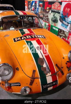 Vista frontale della Porsche 356 C 1600 da corsa arancione del 1964 con targa italiana, marchio Martini e livrea bandiera italiana Foto Stock