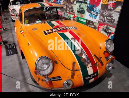 Vista frontale della Porsche 356 C 1600 da corsa arancione del 1964 con targa italiana, marchio Martini e livrea bandiera italiana Foto Stock