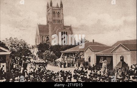 Una parata della Royal Navy (a destra) e del British Army (a sinistra) di fronte alla cappella incompleta a Church Street nella città di Hamilton, nella parrocchia di Pembroke, nella colonia britannica delle Bermuda. La chiesa fu eretta tra il 1886 e il 1905 sul sito della precedente cappella di facile accesso, Trinity Church (che era stata distrutta da incendi dolosi nel 1884). La cappella di facile accesso, con la vicina loggia vescovile, fu costruita per l'uso del vescovo di Terranova e Bermuda, la cui sede abituale era la cattedrale di San Giovanni Battista) a St John's, Terranova). Alle Bermuda, un'altra St. John's Church lo è Foto Stock