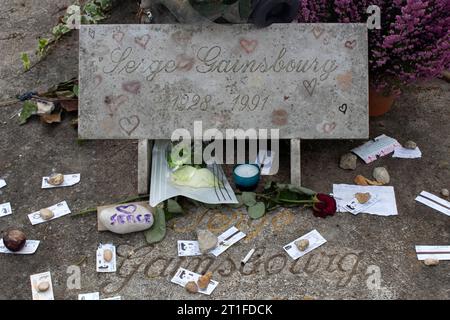 Tomba del leggendario cantante francese Serge Gainsbourg Montparnasse Cimitero - Cimetière du Montparnasse - XIV arrondissement di Parigi Francia Foto Stock