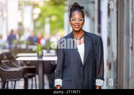 Ritratto di una donna d'affari matura e sicura di sé in città Foto Stock