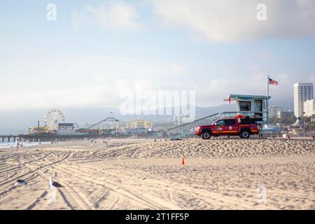 Stazione dei bagnini con camion dei bagnini a Santa Monica Beach, California Foto Stock