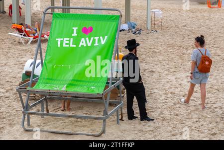 Tel Aviv, Israele - 2 ottobre 2023 - uomo ebreo ultraortodosso non identificato sulla spiaggia di Tel Aviv. Foto Stock