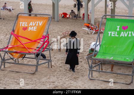 Tel Aviv, Israele - 2 ottobre 2023 - uomo ebreo ultraortodosso non identificato sulla spiaggia di Tel Aviv. Foto Stock