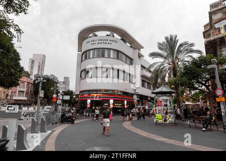 Tel Aviv, Israele - 2 ottobre 2023 - Vista della strada dall'area di Allenby, un quartiere centrale intorno ad Allenby Street a Tel Aviv, Israele. Poli House H Foto Stock