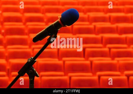 microfono davanti a un auditorium vuoto Foto Stock