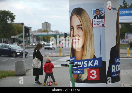 Varsavia, Polonia. 13 ottobre 2023. Varsavia (Polonia), 13.10.23, manifesti elettorali per le strade di Varsavia prima delle elezioni parlamentari di domenica in Polonia (foto di Aleksy Witwicki/Sipa USA) credito: SIPA USA/Alamy Live News Foto Stock