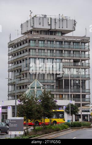 Slough, Regno Unito. 13 ottobre 2023. Wexham Park Hospital a Wexham Court, Slough, Berkshire, parte del NHS Frimley Health Foundation Trust, sono segnalati per aver visto un picco nel numero di pazienti che frequentano il loro ospedale di emergenza e incidente. Rispetto al mese scorso, secondo quanto riferito ci sono stati 50 pazienti in più al giorno a frequentare A&e al Wexham Park Hospital. Molti residenti in tutto il Berkshire, in particolare Slough, continuano a essere frustrati dal fatto di non essere in grado di prendere appuntamenti faccia a faccia con i loro medici e quindi stanno usando A&E. Un picco nelle casse Winter Covid-19 e Th Foto Stock