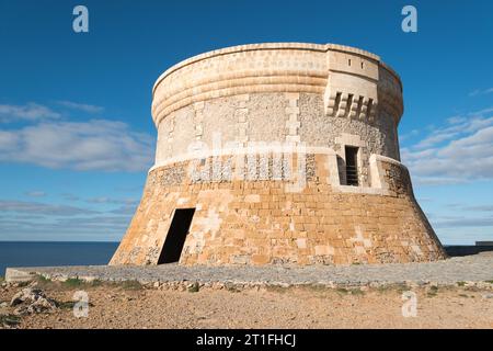 Torre rotonda sulla costa di Minorca, Spagna Foto Stock