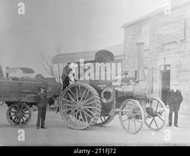 L'esercito britannico sui trattori precedenti alla prima guerra mondiale fu un 45 hp 'Baby' Fowler tyon 7, 3 cilindro trattore a vapore. La sua specifica inclusa la capacità di trasportare un carico di 18 tonnellate per una distanza di 6 miglia con gradienti in media 1 in 18 senza riempire con del carbone o dell'acqua. Foto Stock