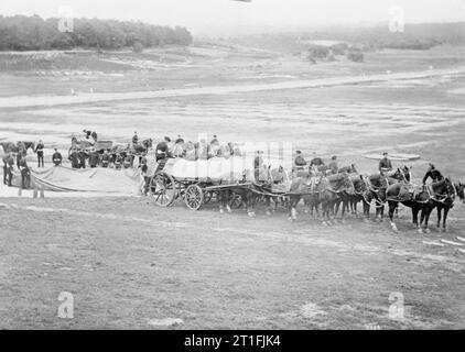 Lo sviluppo della tecnologia del palloncino prima della Prima Guerra Mondiale il palloncino sezione del Royal Engineers pronto a spostarsi indietro verso la loro unità con il palloncino pranzo. Laffans pianura. Foto Stock