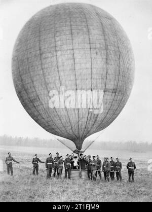 Lo sviluppo della tecnologia del palloncino prima della Prima Guerra Mondiale i Royal Engineers truppe dal palloncino gonfiato pronto per la salita. Foto Stock