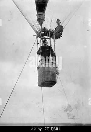 Lo sviluppo della tecnologia del palloncino prima della Prima Guerra Mondiale il colonnello Templer del Royal Engineers in pallone auto accompagnata da uno dei suoi soldati in rete sopra di lui. Foto Stock