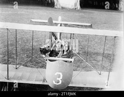 Americano fotografia ufficiale durante la Prima guerra mondiale fotografo ufficiale Second-Lieutenant A H C Sintzenich del segnale US Corps con la sua telecamera Debrie montato di fronte all'osservatore la posizione di un Farman Shorthorn. Il pilota è il tenente A. W. Bevin. Ford aerodromo di giunzione, Sussex. Il 23 ottobre 1918. Foto Stock