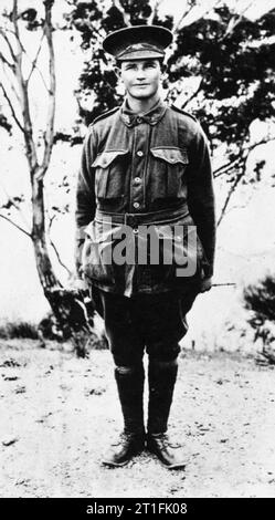 D Company, 52nd Battalion, Australian Imperial Forces Private A J Jones si arruolò nell'ottobre 1915. È stato denunciato come scomparso nel settembre 1916 e ucciso nel maggio 1917. Volti della prima guerra mondiale Scopri di più su questo progetto del centenario della prima guerra mondiale all'indirizzo www.1914.org/faces. Questa immagine proviene da raccolte IWM. Il Museo ha rilasciato questa immagine su una licenza personalizzata - licenza non commerciale IWM. Tuttavia, laddove la fotografia non ha un autore conosciuto, questi sono di pubblico dominio secondo la regola del 70 e dove erano di proprietà del Ministero dell'informazione, di qualsiasi altro dipartimento o agenzia governativa, presi Foto Stock