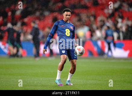 L'inglese Trent Alexander-Arnold si scalda davanti alla partita amichevole internazionale allo stadio Wembley di Londra. Data immagine: Venerdì 13 ottobre 2023. Foto Stock