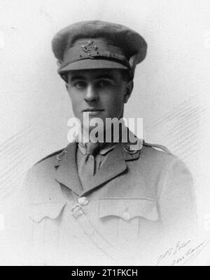 . 7 Battaglione fanteria leggera Durham secondo tenente Frank Calder Tilbrook unita di Grimsby Chums (decimo battaglione, Lincolnshire Regiment) appena ha girato 19 il 3 ottobre 1914. Egli ha accettato una commissione e divenne un sottotenente di 7° Battaglione fanteria leggera Durham, il 1 agosto 1915. Egli è stato attaccato al campo 231st Company, Royal Engineers, come un agente capitano al momento della sua morte. Dopo la formazione presso Houghton-le-molla, partì per la Francia il 10 novembre 1916. Egli è stato ucciso in azione il 10 aprile 1918, 22 anni. Egli è sepolto a Haverskerque cimitero britannico in Francia. Facce Foto Stock