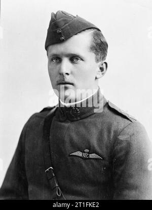 . 60 Squadron, Royal Flying Corps William Avery Bishop, meglio noto come Billy Bishop, Royal Flying Corps si è aggiudicato il VC per la seguente azione sul fronte occidentale in Francia: Il 2 giugno 1917, pur servendo con n. 60 Squadron RFC, Vescovo volò un assolo di missione dietro le linee nemiche per attaccare un tedesco-held aerodrome, dove ha girato giù tre velivoli che sono state prendendo il largo per attaccare lui e distrutto molti di più sulla terra. Billy Bishop è nato in Ontario, Canada e, con lo scoppio della Prima Guerra Mondiale, servita inizialmente con canadese reggimenti di cavalleria. Egli ha viaggiato in Inghilterra con la 7t Foto Stock