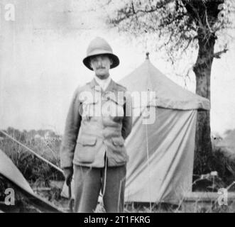 Generale Kitchener e la Anglo-egiziano campagna del Nilo, 1898 il marchese di Tullibardine (poi ottavo duca di Atholl), il Tenente John George Stewart-Murray, Royal Horse Guards, al di fuori di una tenda in camp. Signore Tullibardine (1871 - 1942) era nato al castello di Blair, Perthshire, il figlio di John Stewart-Murray, VII duca di Atholl, e fu educato a Eton College. Dopo la partecipazione alla Royal Horse Guards, egli è salito al rango di secondo tenente nel 1892 e tenente per un anno più tardi. Combatté nella battaglia di Khartoum e la battaglia di Atbara. Il 15 novembre 1898, egli si era aggiudicato il servizio distinto o Foto Stock