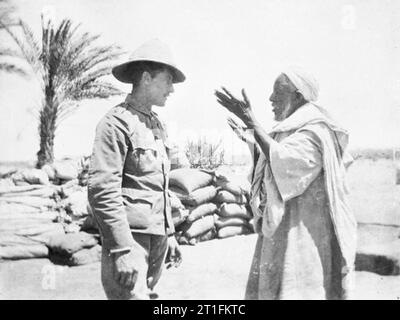 Generale Kitchener e la Anglo-egiziano campagna del Nilo, 1898 IL CAPITANO E UN Bainbridge, East Kent Regiment, interroga un civile araba, eventualmente a Berber. Foto Stock