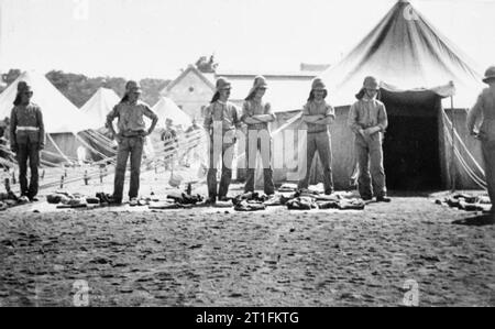 Generale Kitchener e la Anglo-egiziano campagna del Nilo, 1898 Un gruppo di soldati del 1° Grenadier Guards attendere al di fuori della loro tenda per un kit di ispezione, Il Cairo. Foto Stock