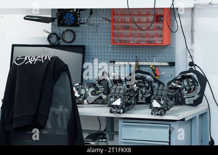Perm, Russia - 13 luglio 2023: Luogo di lavoro di un assemblatore di robot umanoidi con manipolatori semi-assemblati sdraiati sul tavolo Foto Stock