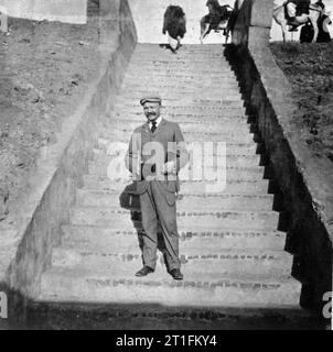 Generale Kitchener e la campagna anglo-egiziana del Nilo, 1898 il AttachÃ militare italiano, conte Calderari, forse ad Assuan, in Egitto. Si ritiene che Calderari abbia servito come osservatore nella spedizione. Foto Stock