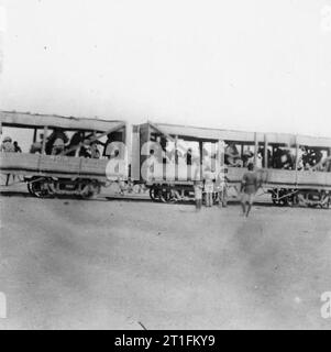 Generale Kitchener e la Anglo-egiziano campagna del Nilo, 1898 uomini del ventunesimo Lancieri trascinano a Wadi Halfa in preparazione per il viaggio a sud per unirsi a Kitchener di forze. Foto Stock