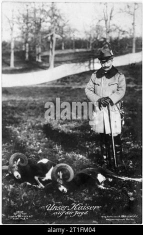 La Germania prima della Prima Guerra Mondiale 1890 - 1914 ufficiale Scheda di Natale di Kaiser Wilhelm II ha inviato a Hugh, 5° Conte di Lonsdale nel 1911. La scheda è dotata di una fotografia del Kaiser vestito come un huntsman con la sua uccisione. Foto Stock