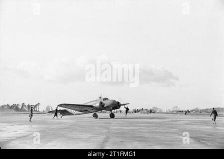 Aerei americani in servizio RAF 1939-1945- Lockheed Model 10a Electra. Electra, W9104, di n. 24 Squadron RAF, taxying su un aeroporto nel Regno Unito. Ex G-AFEB di British Airways Ltd, questo velivolo è stato colpito nella RAF e consegnato al n. 24 Squadron il 18 dicembre 1939. È stato radiato carica dopo un incidente di atterraggio presso la Clifton, nello Yorkshire, il 12 ottobre 1941. Foto Stock