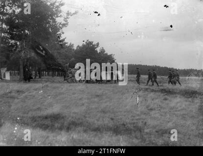 Aviazione in Gran Bretagna prima della Prima Guerra Mondiale Cody e soldati intorno a un verricello a preparare il lancio o avendo appena atterrato un aquilone di osservazione. Questa fotografia è stata scattata mentre Cody è stato dimostrando la sua kites per la Marina Militare. Mentre essi non utilizzare alcuno dei suoi aquiloni hanno fatto consigliare Cody all'esercito. Secondo Cody era affascinato da aquiloni da una giovane età, quando vide i cuochi cinesi che hanno lavorato sulla unità di bestiame e facendo volare aquiloni giocattolo. Come molti di Cody's racconti dei suoi primi anni di vita, è difficile dire se questo è vero o non.. In una competizione amichevole che lui e i suoi figli utilizzato per Foto Stock