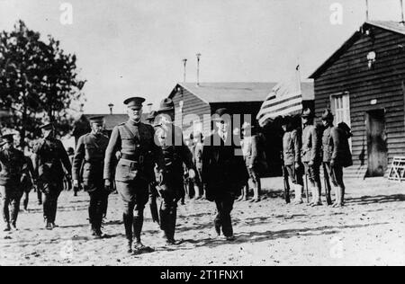 La US Army sul fronte occidentale, 1917-1918 Segretario della guerra Newton Baker e il generale John Pershing il riesame di un US Army camp, Camp de Souge, Bordeaux. Foto Stock