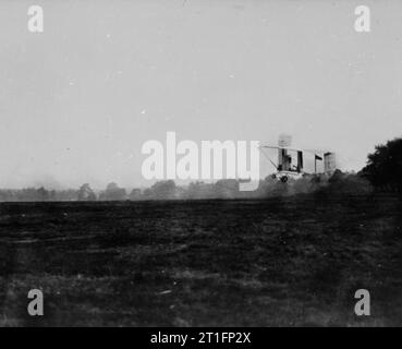 Aviazione in Gran Bretagna prima della prima guerra mondiale - il lavoro di Samuel Franklin Cody in dirigibile, Kite e di aeromobili aeronautica 1903 - 1913 S F Cody rendendo il primo sostenuto Powered volo nell'esercito britannico aeromobile I su Laffan's Plain vicino Aldershot. Il volo dura 27 secondi e copriva una distanza di c 1390 piedi. Si è conclusa in un incidente causato da cercando di trasformare il velivolo troppo rapidamente a troppo bassa altezza. Sebbene l'aeromobile era stato distrutto, Cody camminato lontano ampiamente illesi. Foto Stock