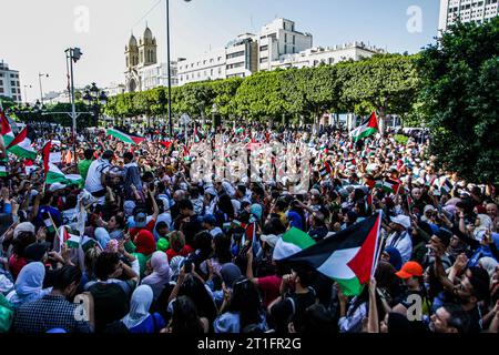 13 ottobre 2023: Tunisi, Tunisia. 13 ottobre 2023. A Tunisi si si svolge un grande raduno per esprimere sostegno ai palestinesi, poiché Gaza è sottoposta a feroci bombardamenti israeliani. I partecipanti hanno sventolato la bandiera nazionale palestinese e gli striscioni chiedendo che Gaza sia libera e che Israele fermi gli attacchi all'enclave palestinese (Credit Image: © Hasan mrad/IMAGESLIVE via ZUMA Press Wire) SOLO PER USO EDITORIALE! Non per USO commerciale! Crediti: ZUMA Press, Inc./Alamy Live News Foto Stock