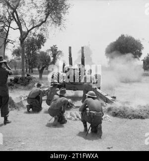 L'esercito britannico in Birmania 1945 Un cannone da 5,5 pollici della 19th Indian Division in azione contro le mura di Fort Dufferin vicino a Mandalay, il 9-10 marzo 1945. Forse 134th Medium Regiment, Royal Artillery Foto Stock