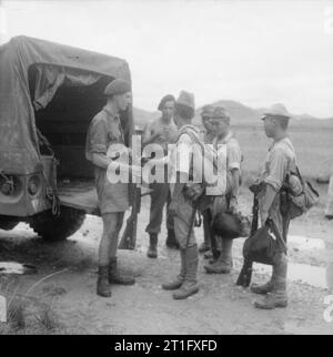 La rioccupazione britannica di Hong Kong, 1945 Quattro soldati giapponesi arrendersi agli uomini del 3° Brigata Commando di Hong Kong. Foto Stock