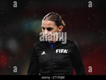 L'arbitro Stephanie Frappart durante la partita amichevole internazionale al Wembley Stadium di Londra. Frappert è la prima donna ad officiare una partita internazionale maschile a Wembley. Data immagine: Venerdì 13 ottobre 2023. Foto Stock