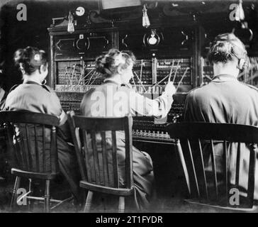 Olive Edis; Iwm fotografo della donna di servizi in Francia 1919 Q.M.A.A.C s lavora la centrale telefonica al n.4 Resto Camp, Henriville. Foto Stock