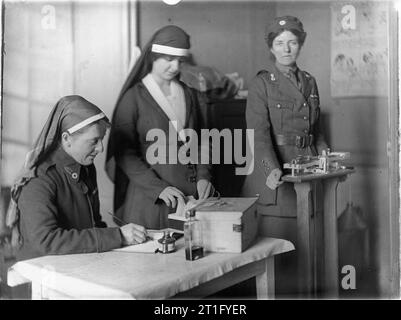 Olive Edis; Iwm fotografo della donna di servizi in Francia 1919 Lady Hermione Blackwood e il personale a lavorare nel dispensario del francese della Croce Rossa unità di soccorso a Chateau St. Anne, Pierrefonds. Foto Stock