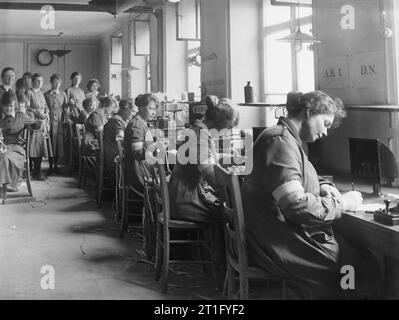 Olive Edis; Iwm fotografo della donna di servizi in Francia 1919 opera del Q.M.A.A.C. Telegraphists nei segnali Office, Boulogne. Foto Stock