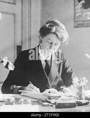 Le donne del Royal Naval Service sulla Home anteriore, 1917-1918 Un ritratto di Miss Edith affollata, il vice direttore del WRNS, alla sua scrivania. Foto Stock