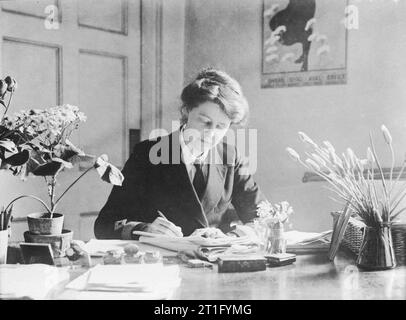 Le donne del Royal Naval Service sulla Home anteriore, 1917-1918 Un ritratto di Miss Edith affollata, il vice direttore del WRNS, alla sua scrivania. Foto Stock