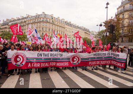 Parigi, Francia. 13 ottobre 2023. Mobilitazione interprofessionale contro l'austerità, per stipendi, pensioni, uguaglianza di genere e difesa dell'ambiente il 13 ottobre 2023 a Parigi, in Francia. Crediti: Bernard Menigault/Alamy Live News Foto Stock