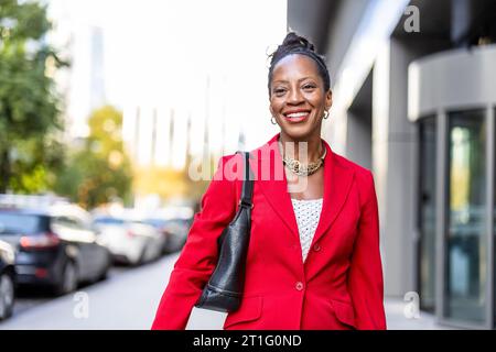 Ritratto di una donna d'affari matura e sicura di sé in città Foto Stock