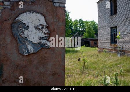 Immagine di Lenin nella zona di esclusione della Bielorussia sullo sfondo di un edificio abbandonato Foto Stock