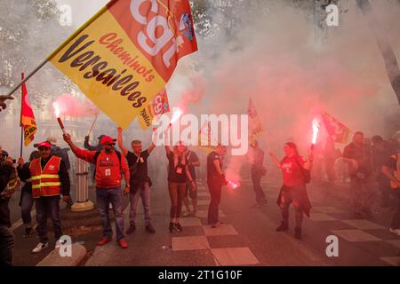 Parigi, Francia. 13 ottobre 2023. Mobilitazione interprofessionale contro l'austerità, per stipendi, pensioni, uguaglianza di genere e difesa dell'ambiente il 13 ottobre 2023 a Parigi, in Francia. Crediti: Bernard Menigault/Alamy Live News Foto Stock